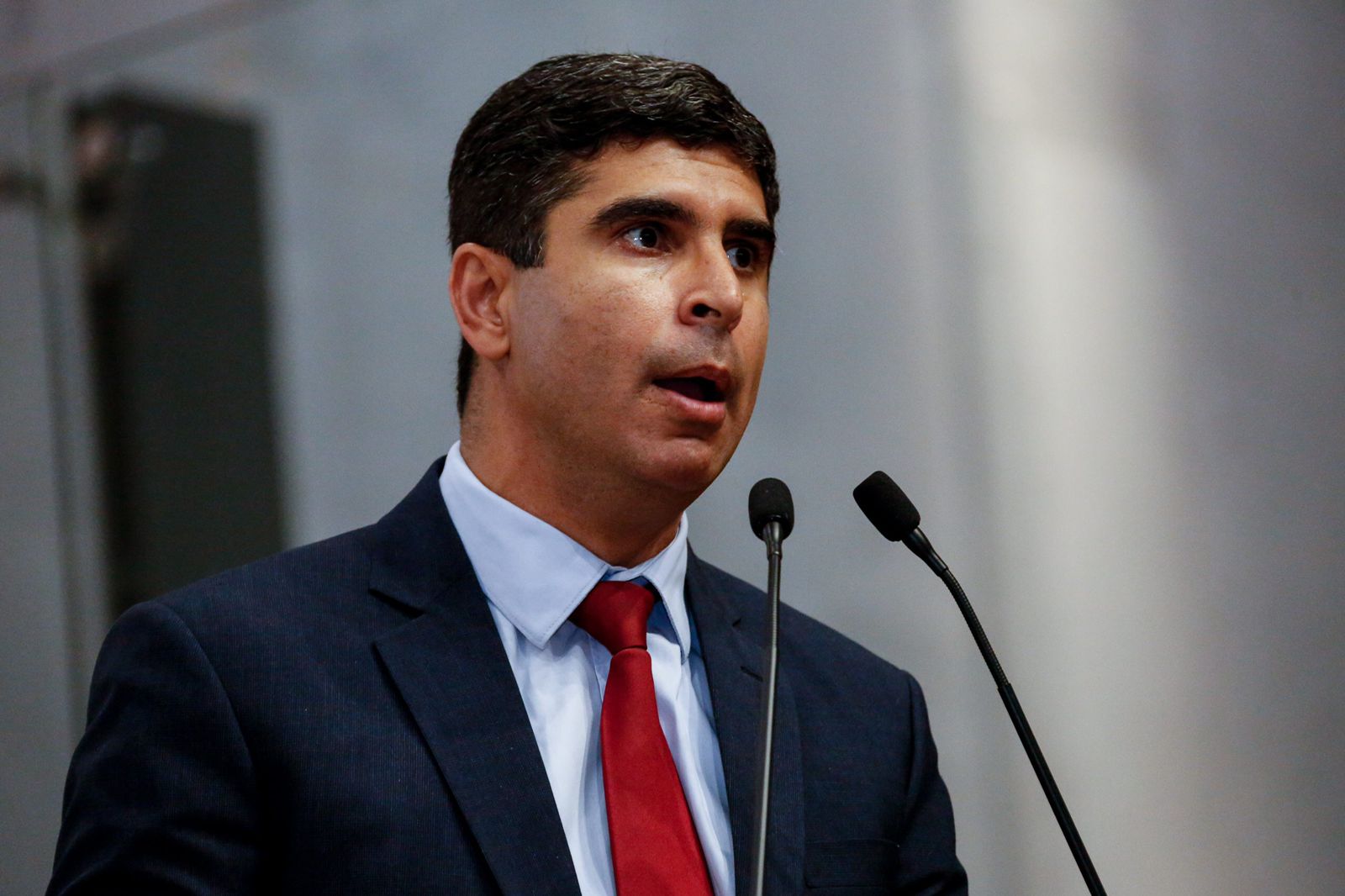 Deputado Erick Lessa lança livro sobre a chacina de Poção