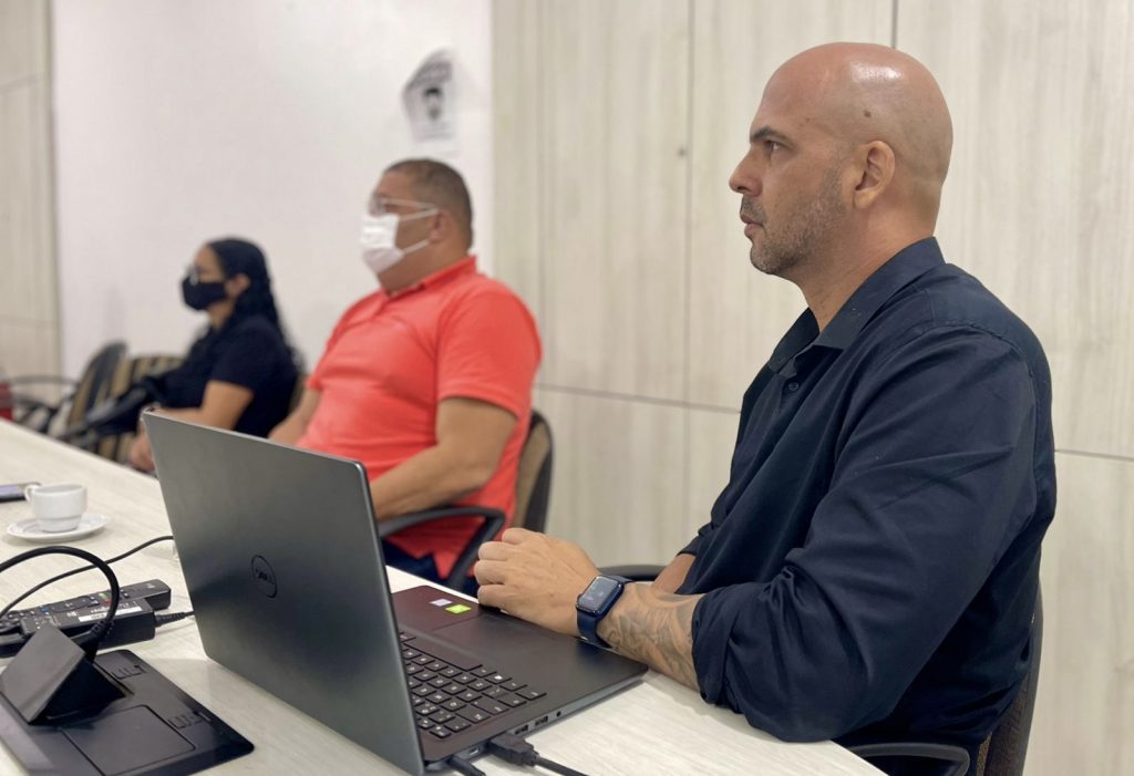 Anderson debate doenças zoonóticas com órgãos públicos