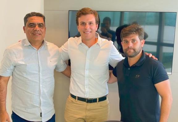 Miguel Coelho recebe lideranças do Agreste Meridional