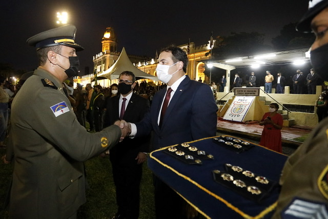 Paulo Câmara entrega insígnias a oficiais promovidos na PMPE