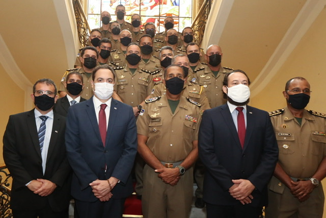 Paulo recebe novos coronéis da PMPE e do Corpo de Bombeiros