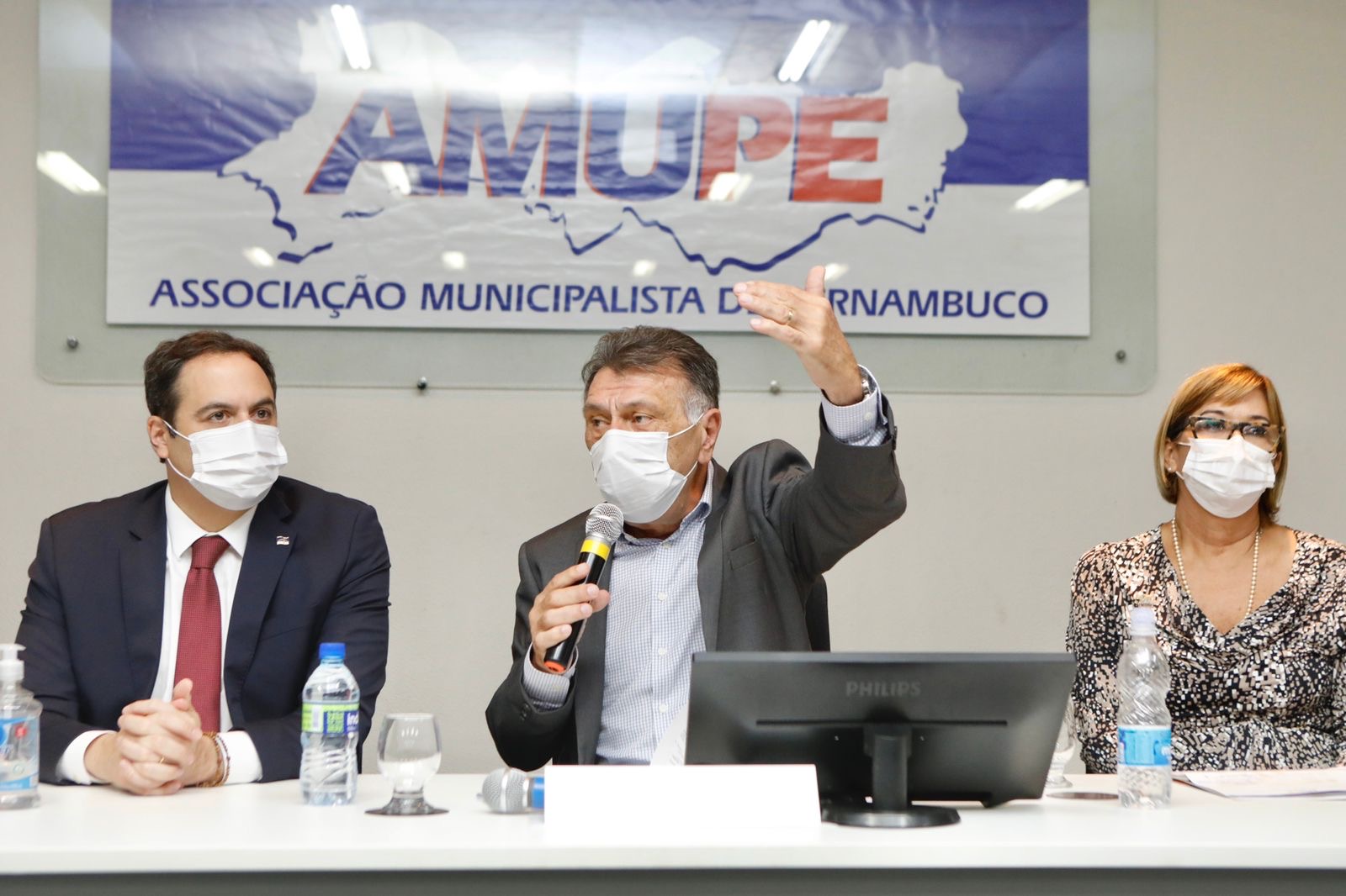 Paulo Câmara prestigia posse da nova presidente da Amupe