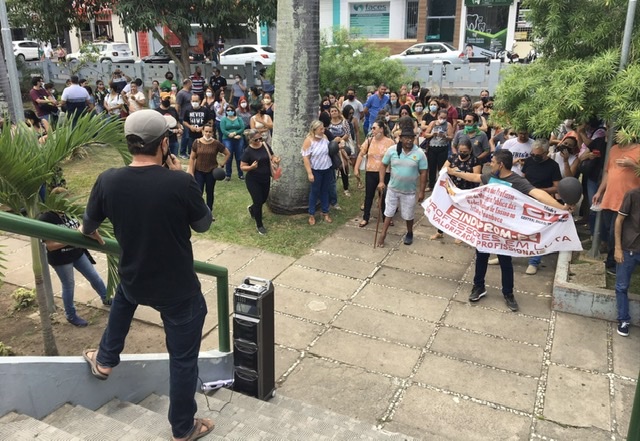 Professores efetivos iniciam greve em Caruaru