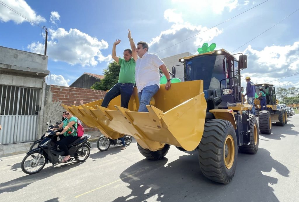 Tiago Pontes e Erivaldo Chagas entregam duas máquinas à população de Lajedo