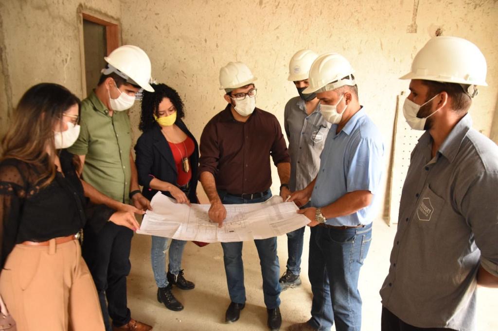 Lessa visita obras da nova Delegacia da Mulher de Caruaru