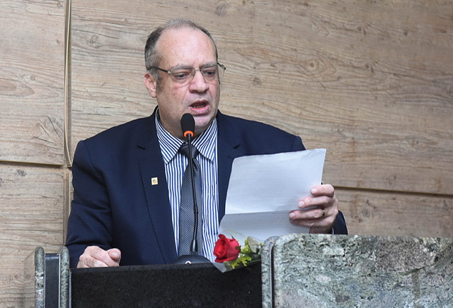 Vereador se emociona ao pedir que Raquel reveja reajuste para professores