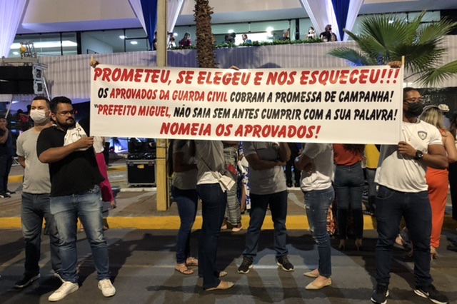 Concursados protestam durante transmissão de cargo de Miguel