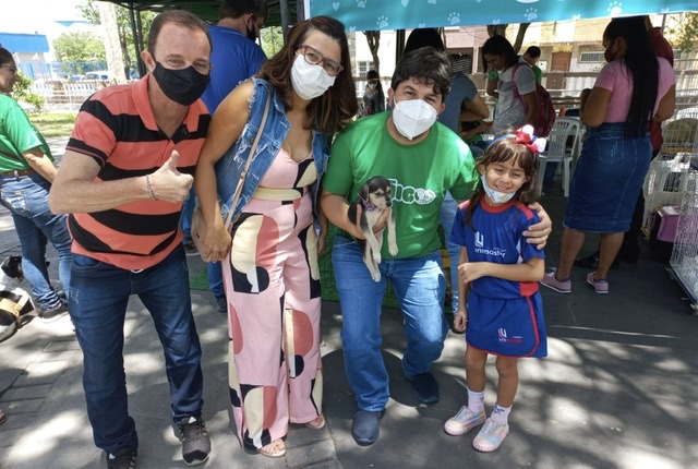 Fagner realiza visitas às famílias que adotaram animais 