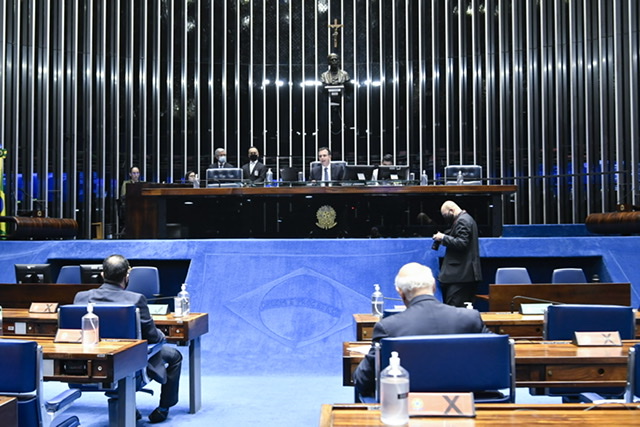 Senado aprova repasse de precatórios do Fundeb para pagamento de professores