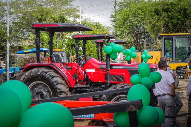 Raquel faz entrega de sementes e equipamentos agrícolas 