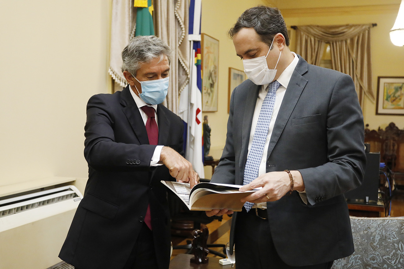 Paulo Câmara recebe o embaixador de Portugal no Brasil