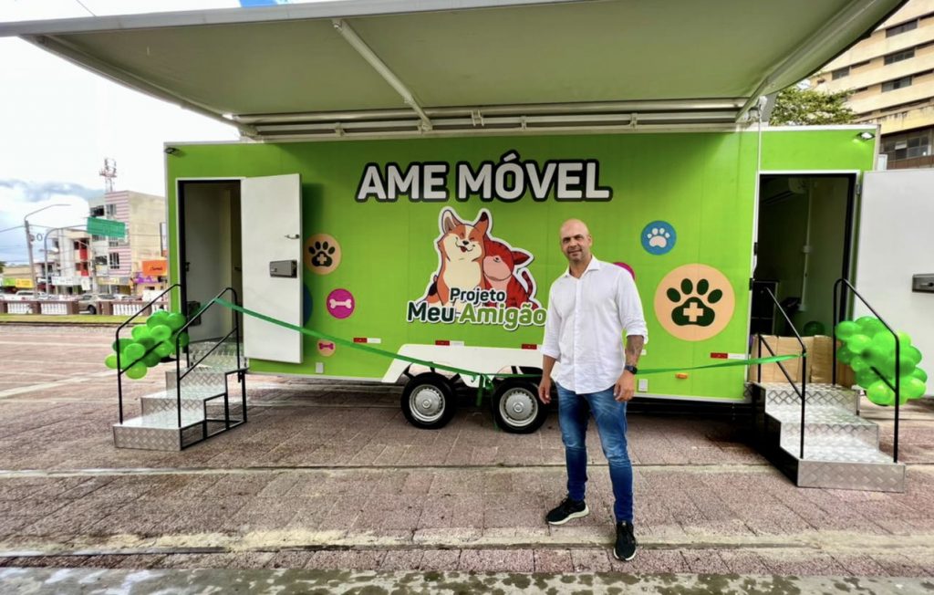 Anderson comemora entrega do Castramóvel em Caruaru