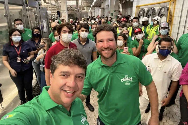 Guilherme Uchoa participa de lançamento da Cerveja Cabaré  