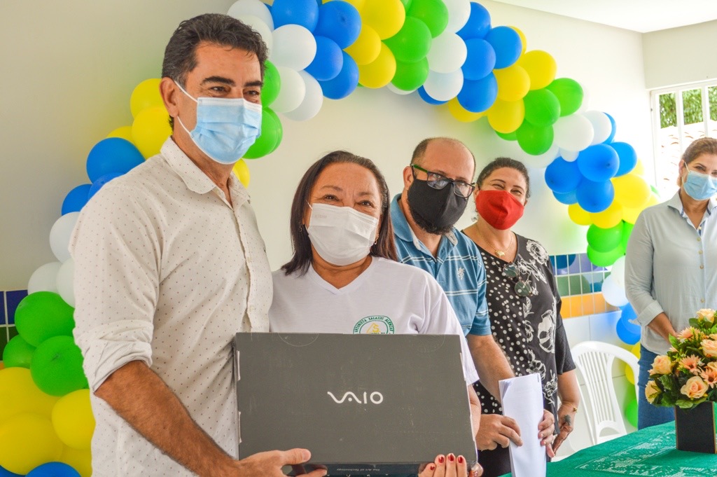 Professores de Araripina recebem 430 novos notebooks