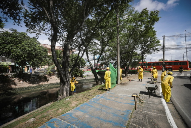 Ação de limpeza dos canais do Recife avança