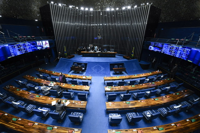 Promulgada lei para distribuição de absorventes