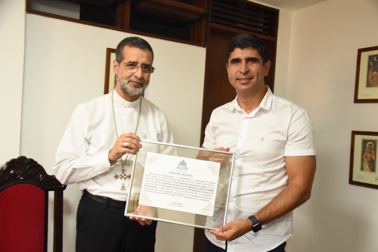 Erick Lessa entrega voto de aplauso ao bispo Dom Ruy