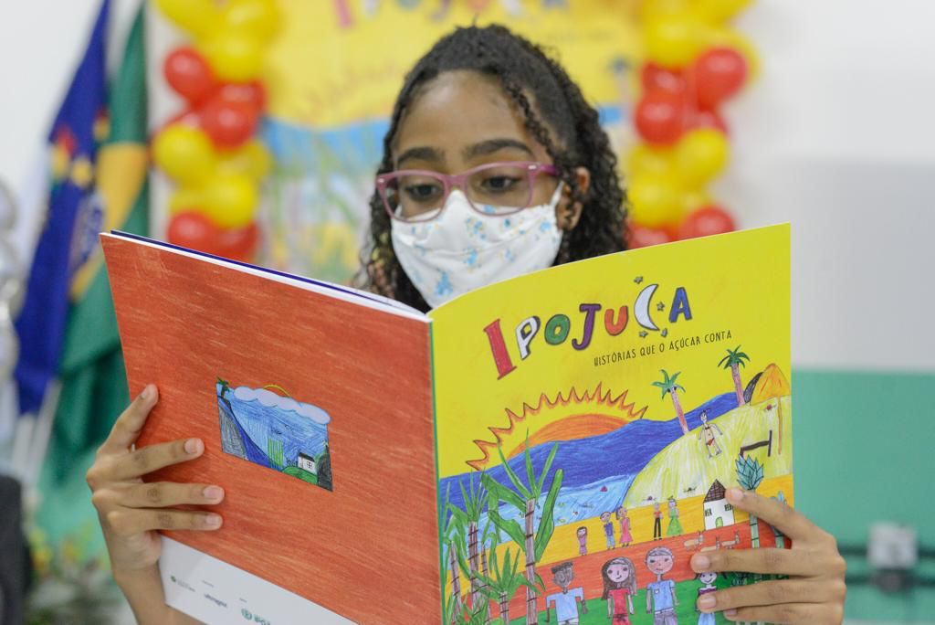 Alunos do Ipojuca lançam livro que resgata memória do município