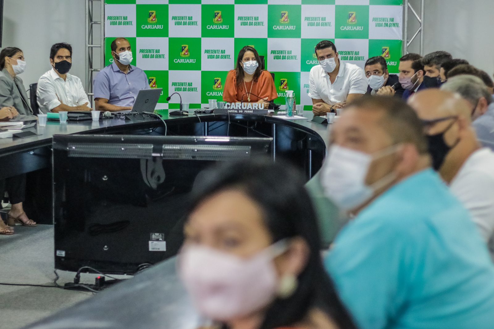 Vereadores têm celulares confiscados em reunião com Raquel