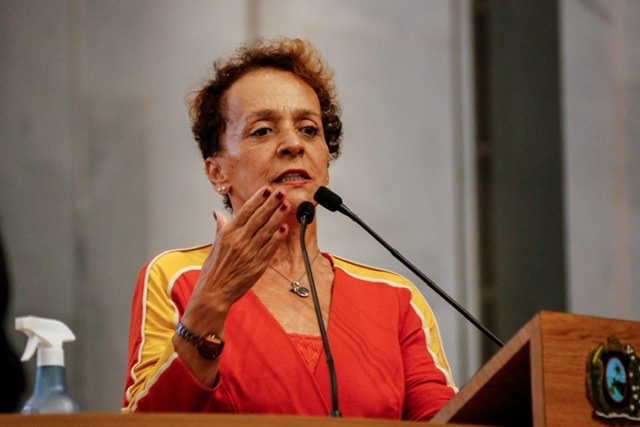 Laura Gomes felicita Blog Cenário por aniversário