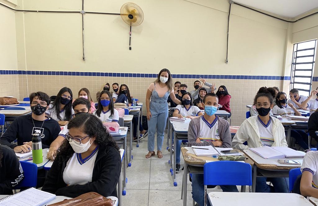 Aline debate importância do voto com alunos da rede estadual 