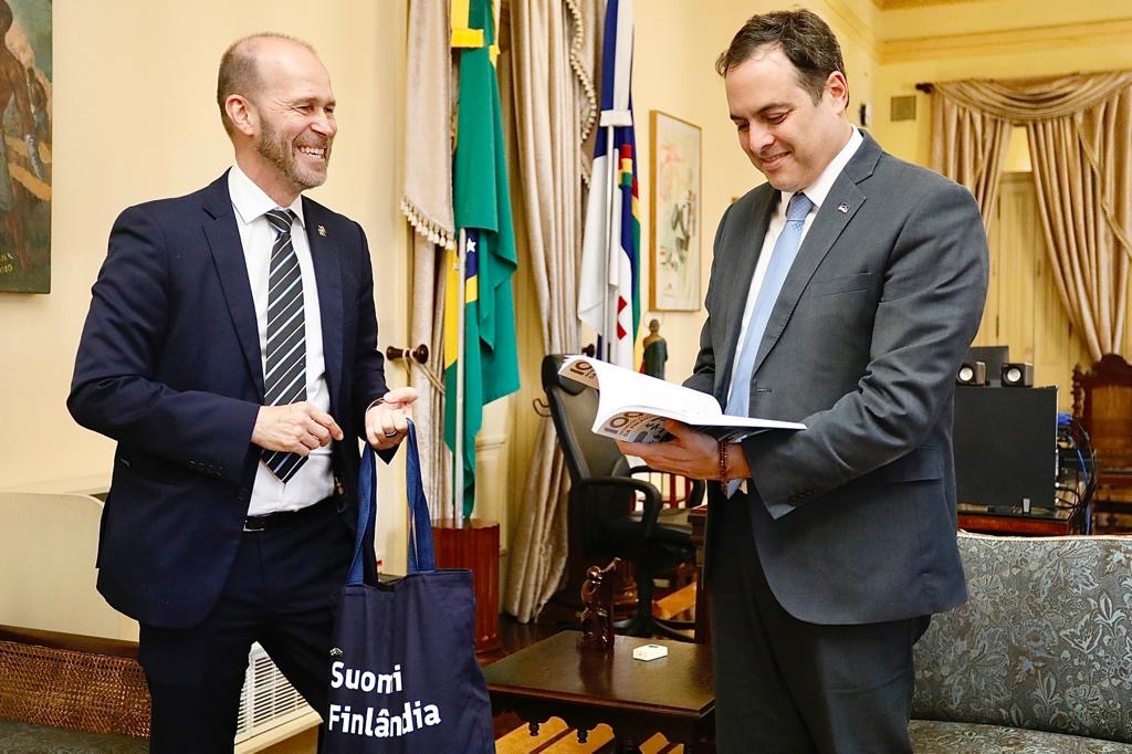 Paulo Câmara recebe embaixador da Finlândia no Brasil