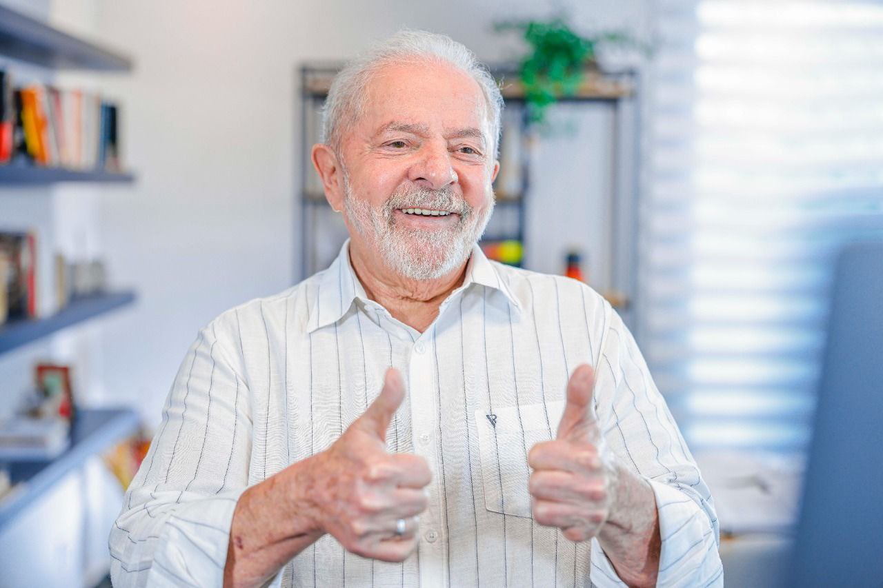 Lula fala para Pernambuco através da Rádio Jornal