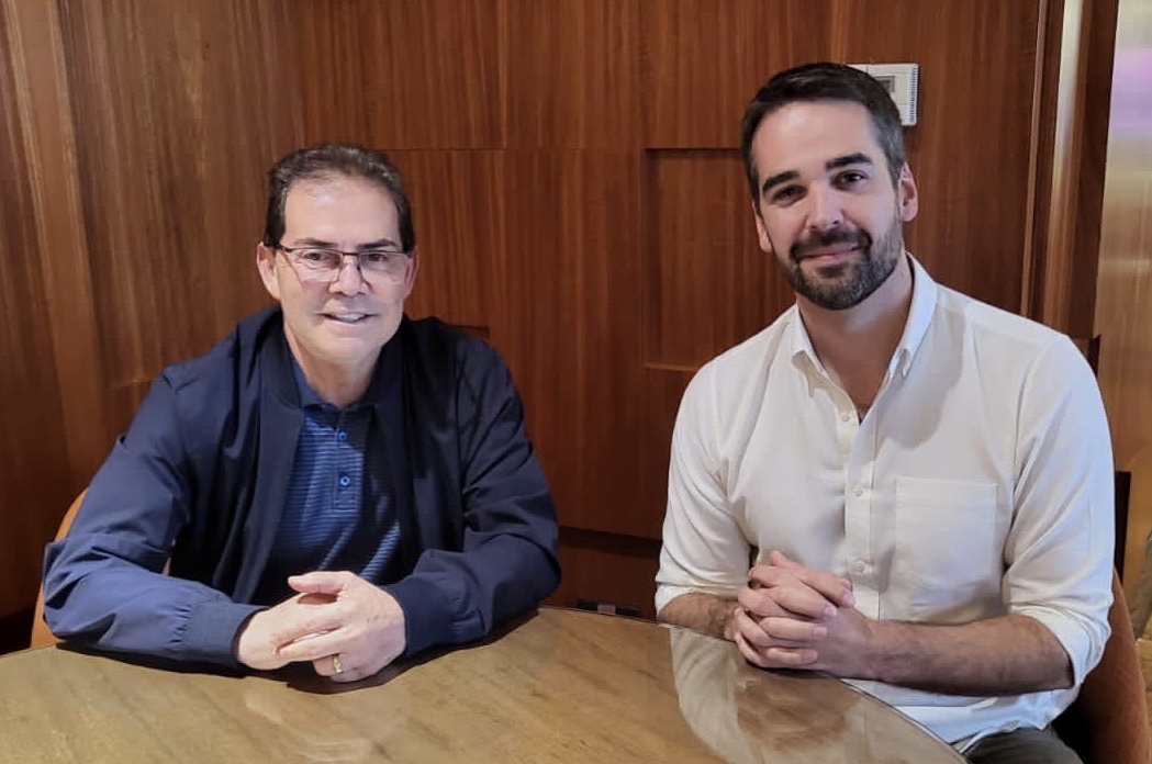 Eduardo Leite justifica foto em que Aécio foi “escondido”