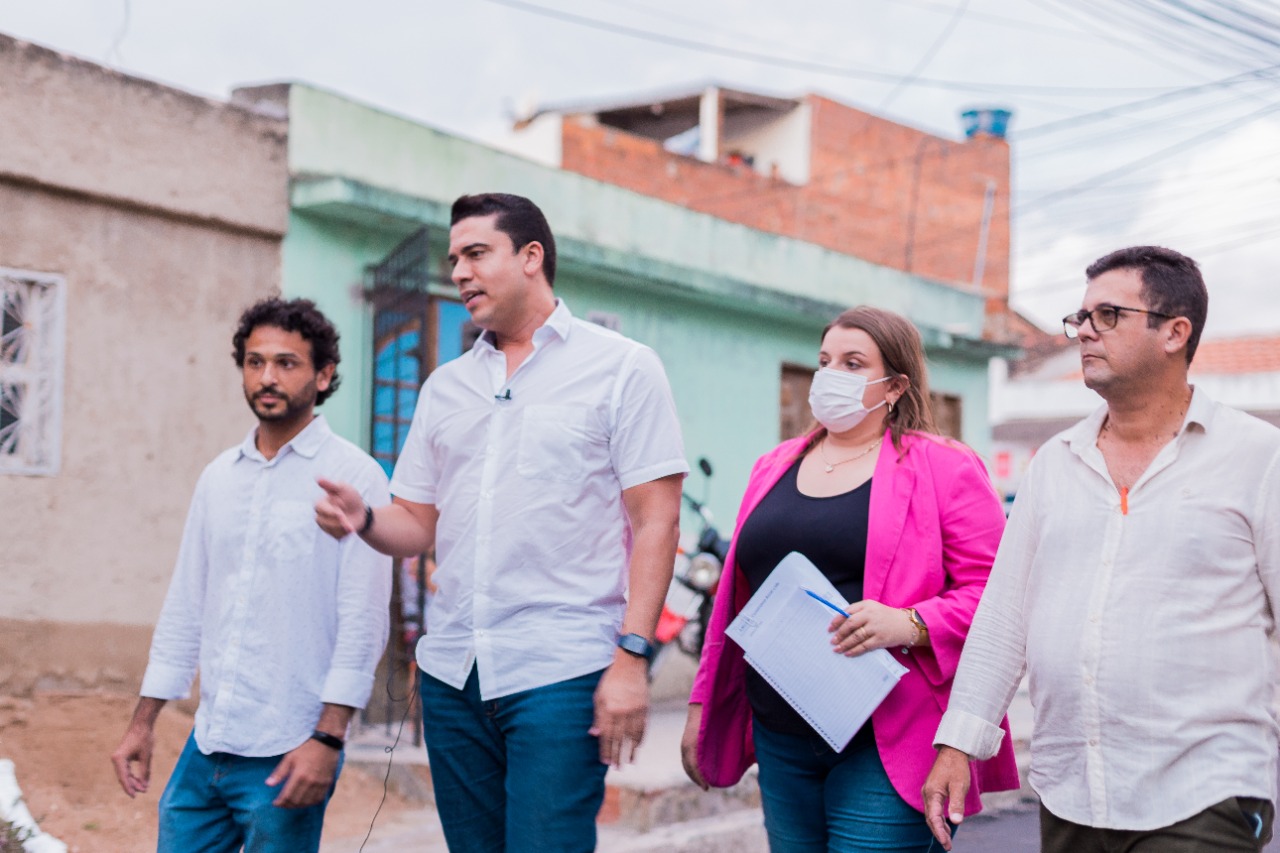 Rodrigo acompanha início de recapeamento asfáltico de vias