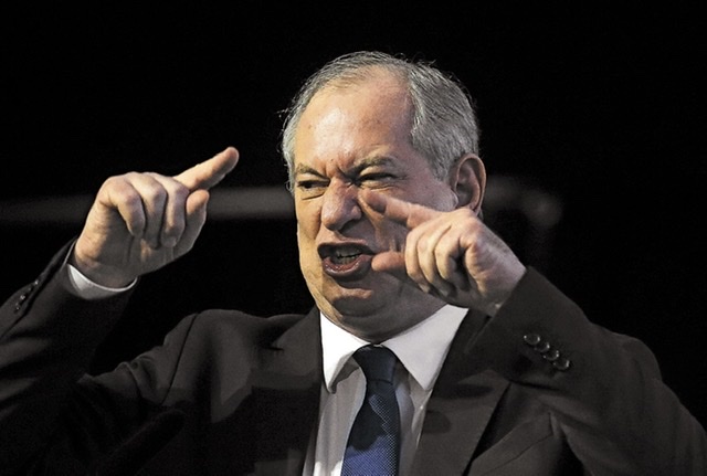Ciro é atacado por bolsonaristas e reage com soco e xingamentos