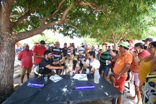 Lessa reúne centenas de pessoas na Vila do Trapiá 