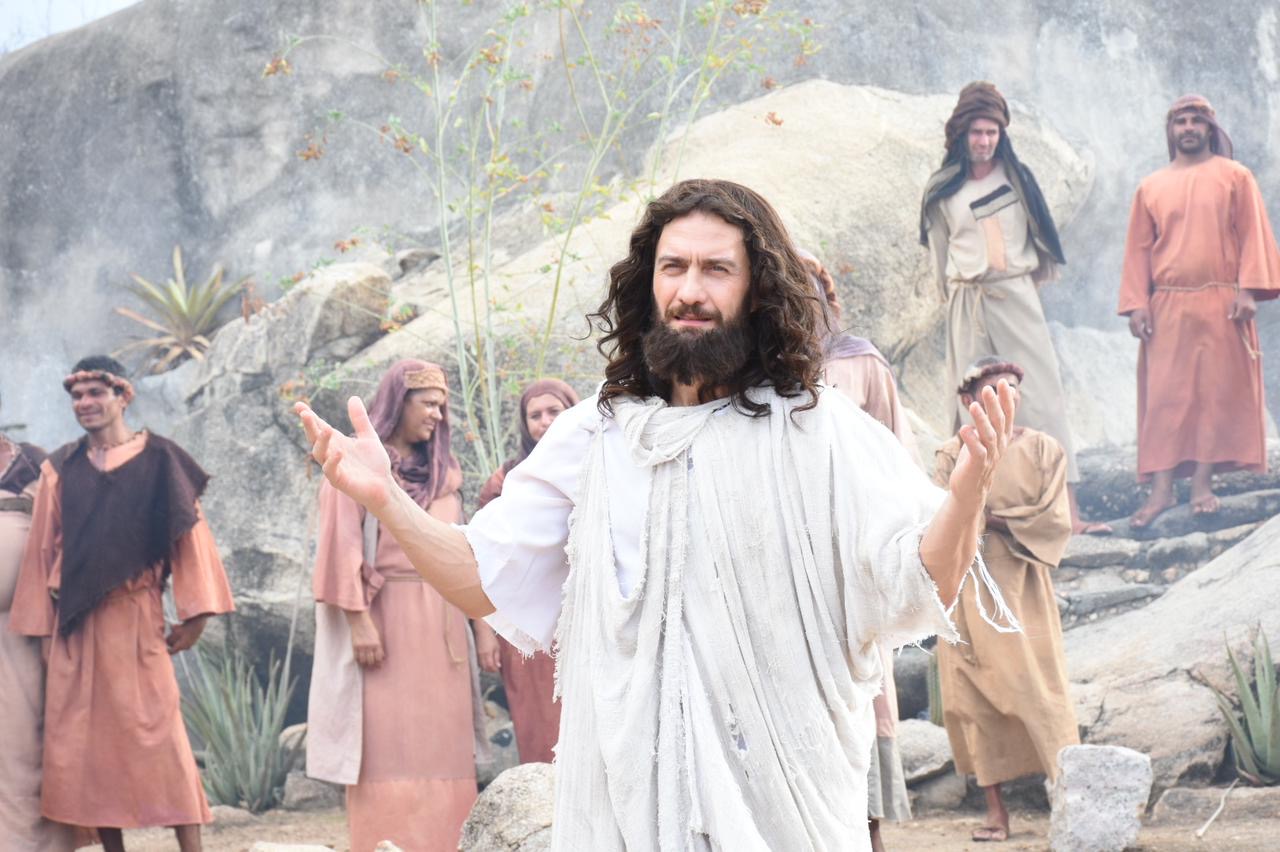 Famosos da Paixão de Cristo desembarcam no Recife