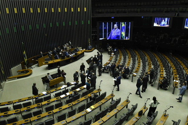 Câmara pode votar aumento extraordinário do Auxílio Brasil