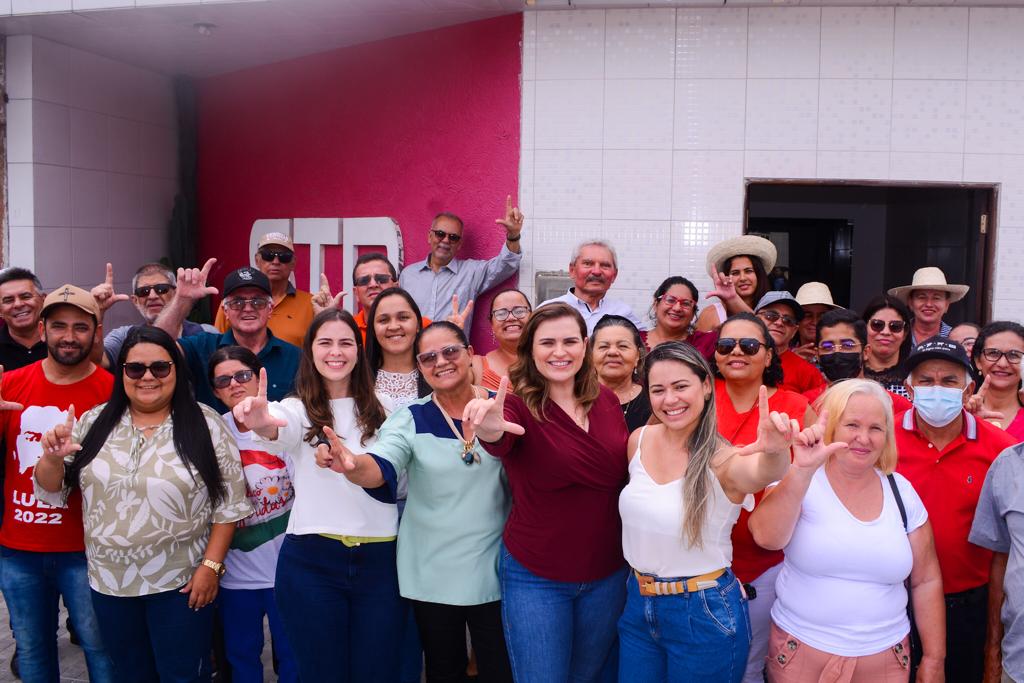 Marília é recebida por trabalhadores rurais no Agreste Meridional