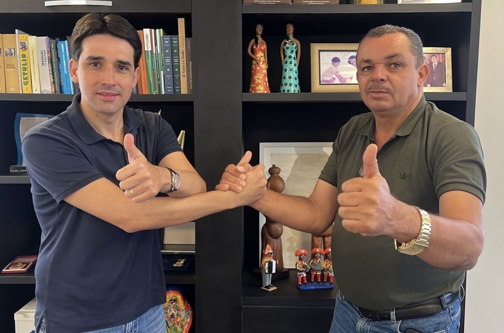 Silvio Costa Filho conquista apoio do prefeito de Lajedo