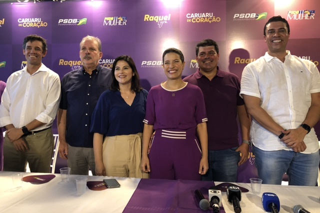 Acompanhada de comitiva, Raquel chega a evento do PSDB