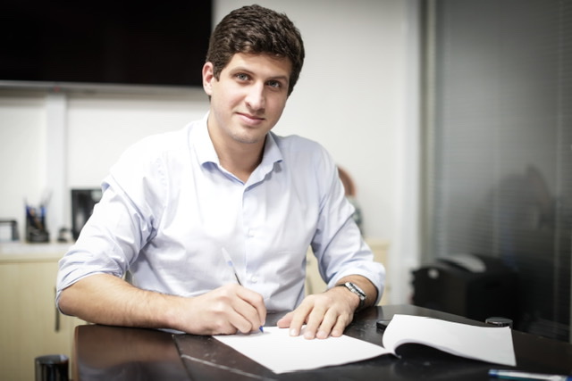 João Campos sanciona auxílio para órfãos de feminicídio