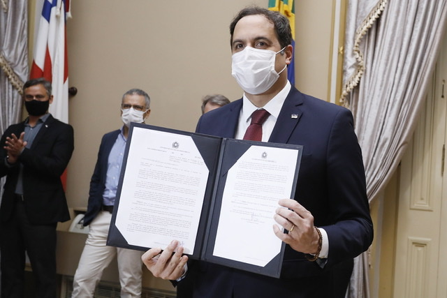 Paulo Câmara sanciona lei que reajusta piso dos professores