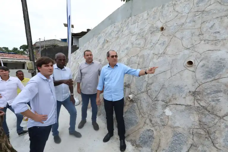 Prefeito do Jaboatão entrega mais um muro de contenção  