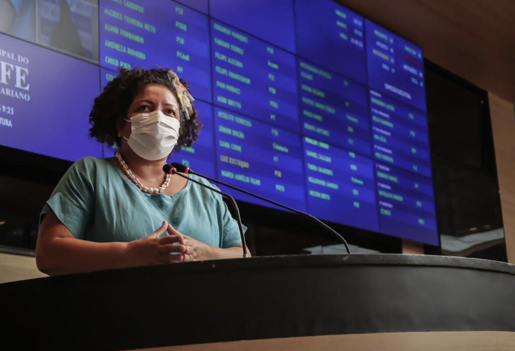 ￼Vereadora pede a retirada do busto de ditador de ponte no Recife 