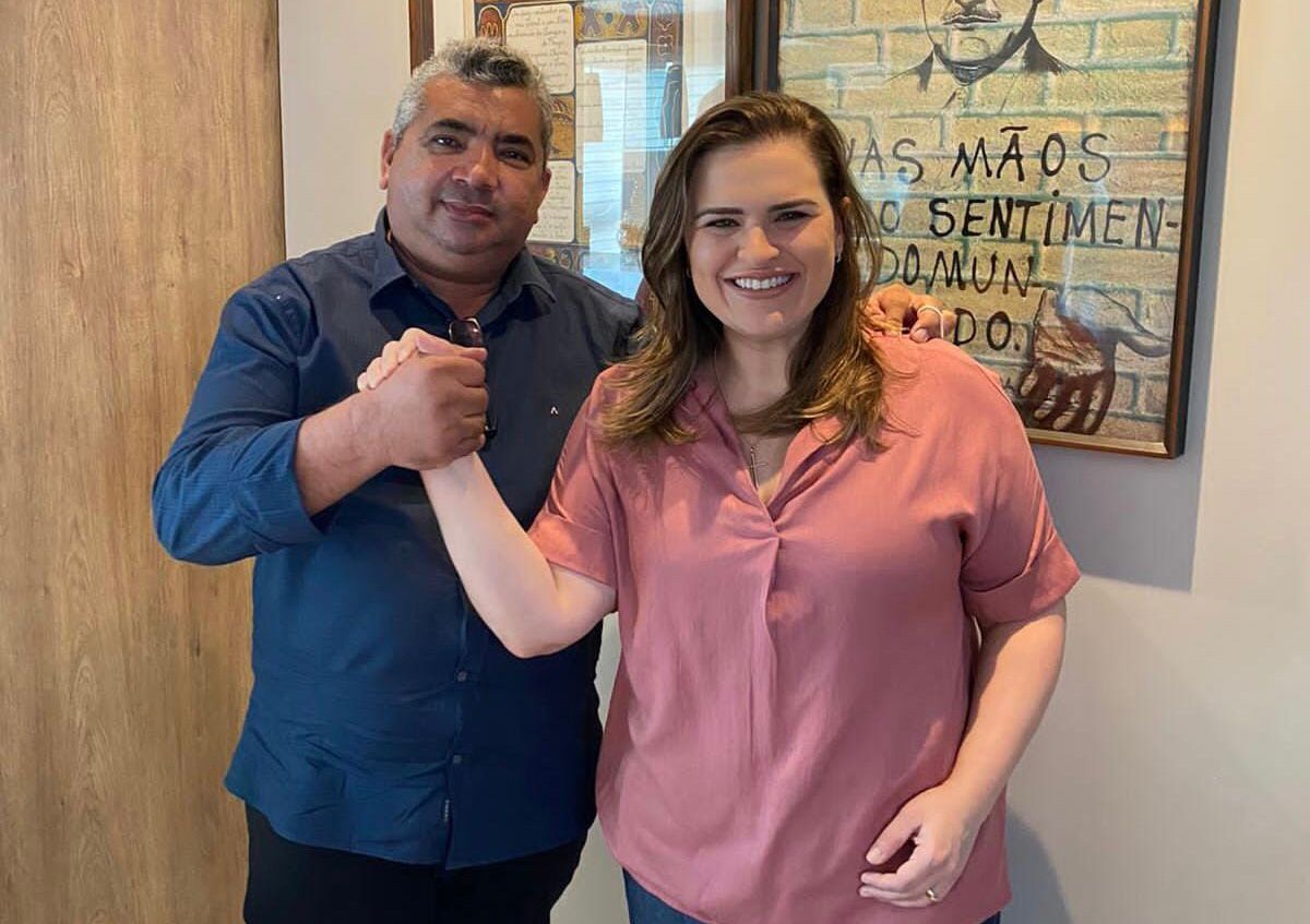 Prefeito de Machados troca Miguel por Marília