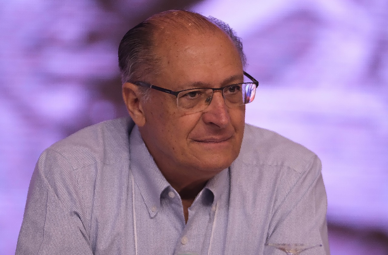 Alckmin contrai Covid-19 às vésperas do lançamento da pré-candidatura