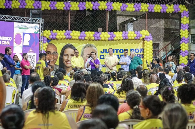 Raquel participa de encontro com moradores de Camaragibe