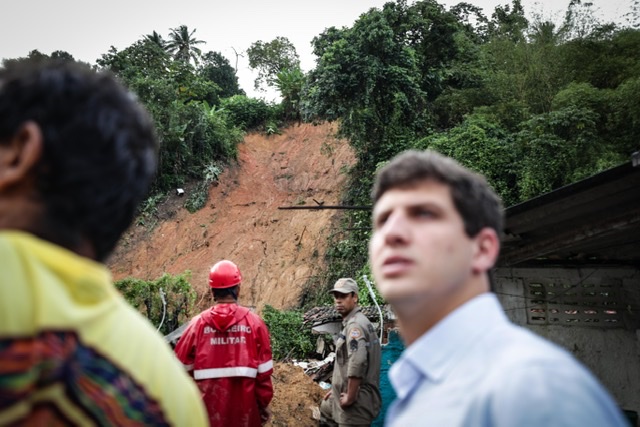 João Campos visita áreas mais atingidas pelas chuvas