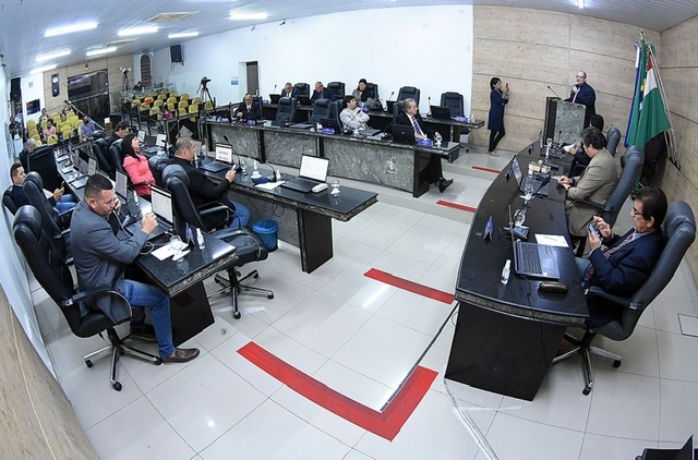 Vereador se confunde e discute com colega na Câmara de Caruaru