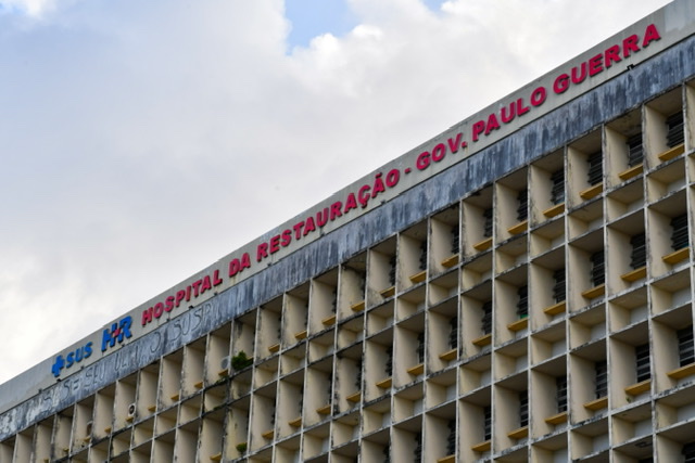 Parte do forro do teto do Hospital da Restauração desaba