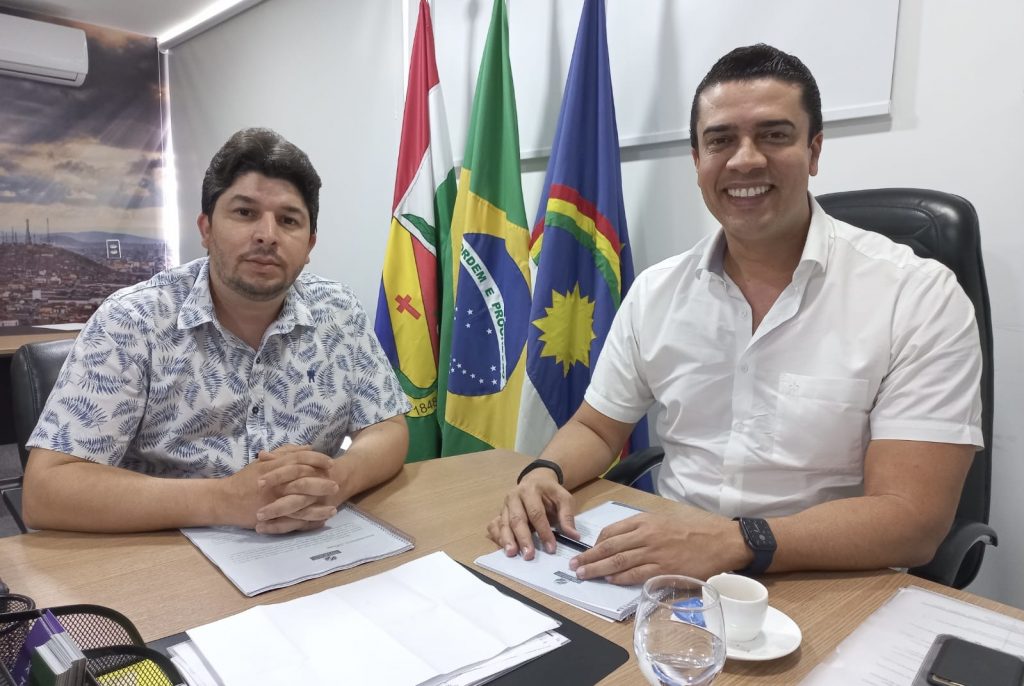 Ex-líder da oposição é recebido por prefeito de Caruaru