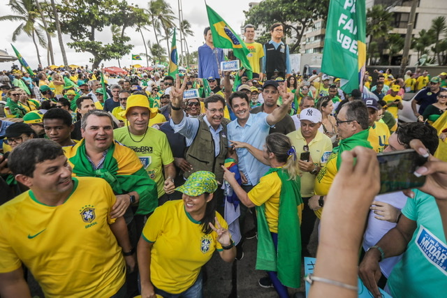 Anderson é recebido em ato pelo Dia do Trabalho no Recife 
