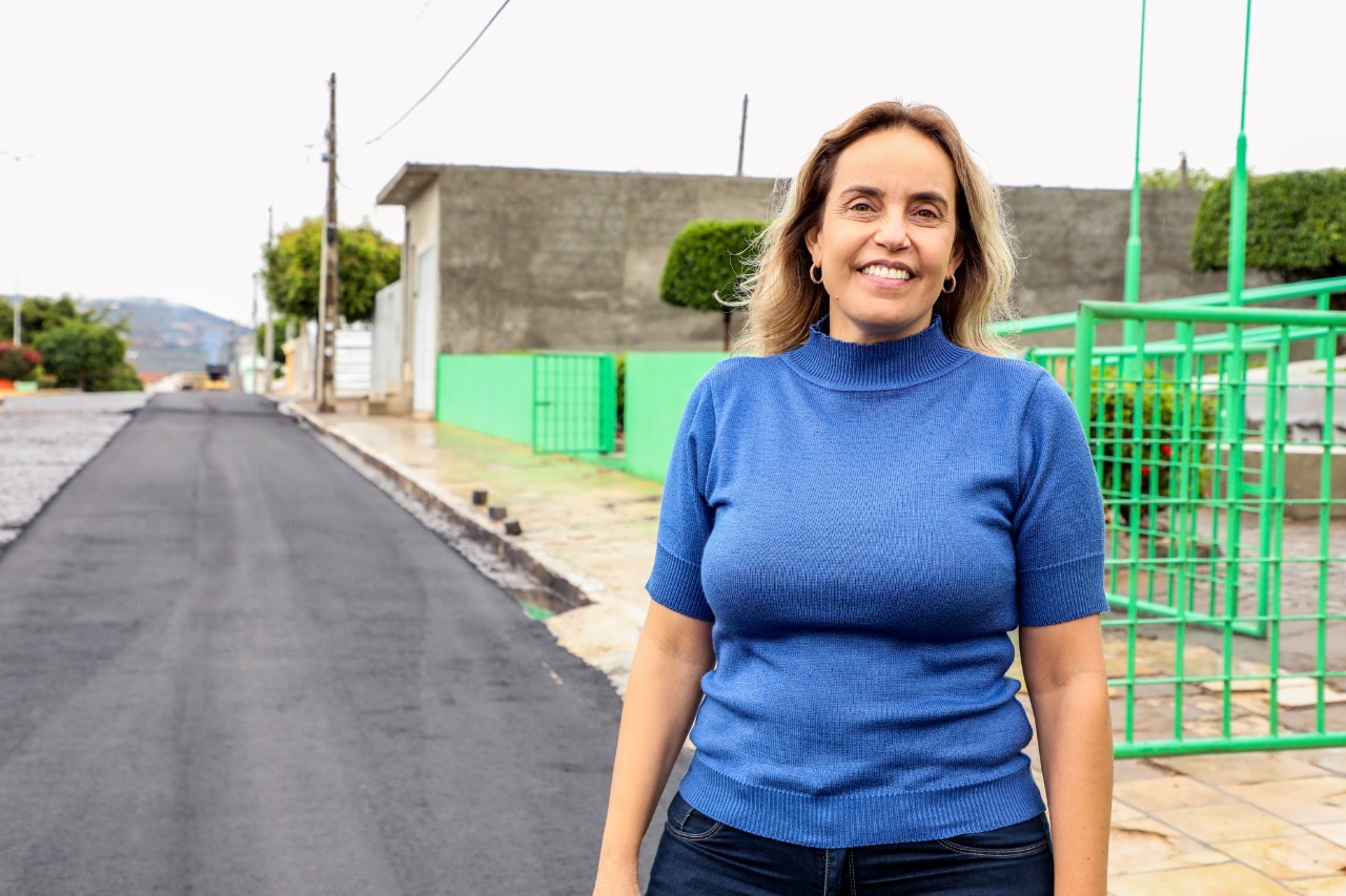 Alessandra celebra início de obras de asfaltamento em Jataúba