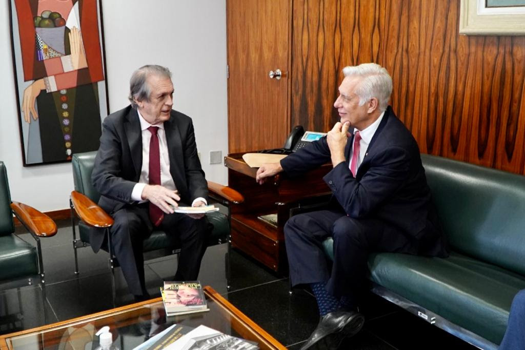 Luciano Bivar recebe embaixador americano